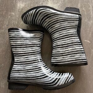Chooka Gloss Drybrush Mid Height Rain Boots Black/White Woman Size 7